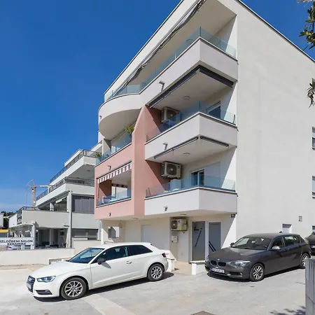 Sea Breeze With Private Balcony & Garage * Макарська